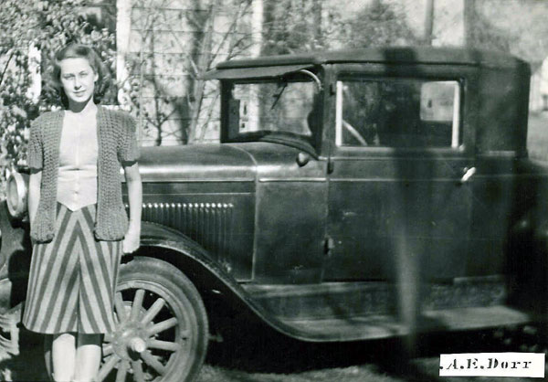 YoungMaxyneWithOldCar.jpg (60724 bytes)